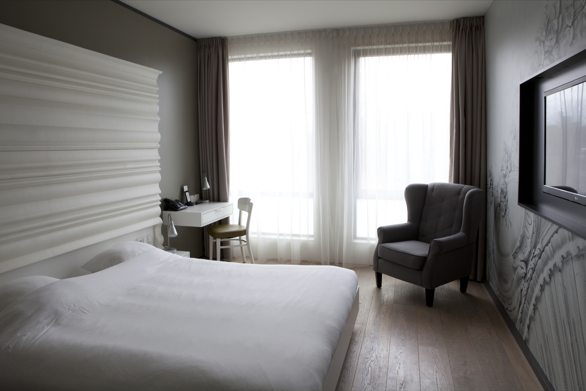 Bright hotel room, relaxing atmosphere